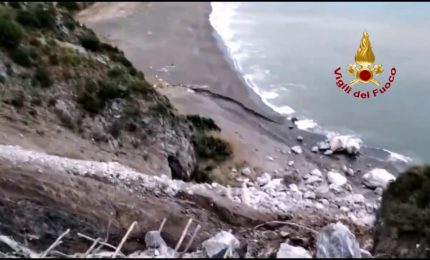 Maltempo, frana investe strada statale a Maratea e finisce in spiaggia