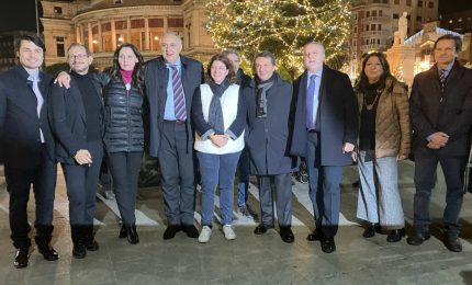 Natale a Palermo, Lagalla accende l’albero in piazza Politeama “Sobrietà e ripartenza”