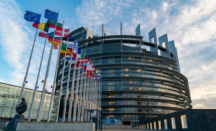 Un'inchiesta travolge il Parlamento europeo (in testa il PSE) tra perquisizioni e arresti all'ombra di diritti umani/ MATTINALE 885