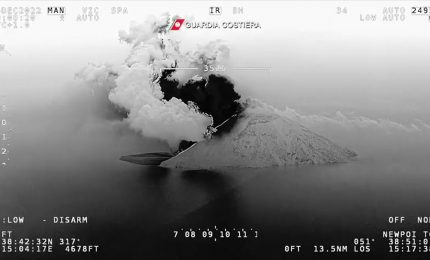 Eruzione Stromboli, l'aereo della Guardia costiera sorvola il vulcano