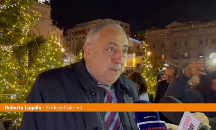 Natale a Palermo, sindaco Lagalla accende l'albero in piazza Politeama