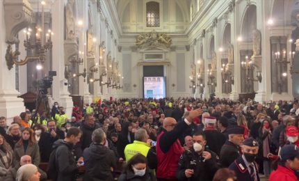 In migliaia a Palermo per l'ultimo saluto al missionario Biagio Conte