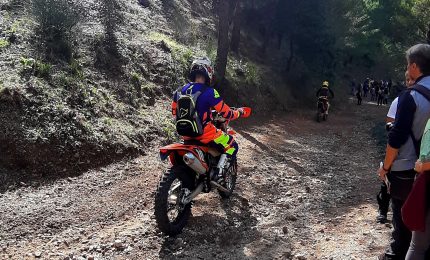 Un cittadino richiama i motociclisti dentro il Parco dell'Etna e lo prendono a botte