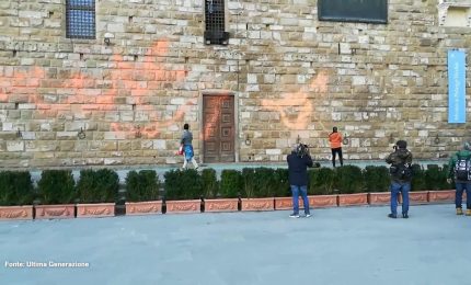 Imbrattano Palazzo Vecchio a Firenze, Nardella blocca attivisti