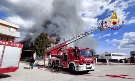 Incendio di un capannone nell'anconetano