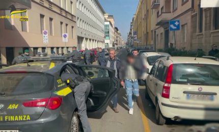 Milano, fermata banda di truffatori in possesso di euro falsi