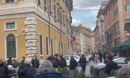 È morto il senatore Astorre, bandiere a mezz'asta e colleghi commossi