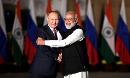 L'India smentisce l'Occidente: non rispettiamo il tetto del prezzo del petrolio imposto alla Russia