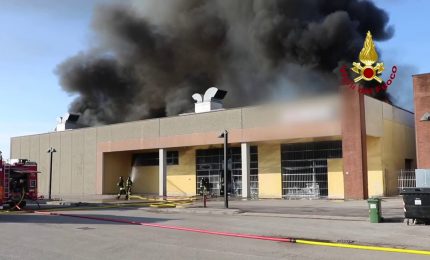 Incendio in un'azienda tessile nel vicentino