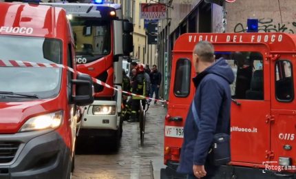 Incendio a Milano, palazzo evacuato in pieno centro