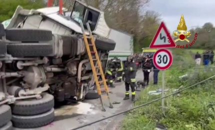 Scontro tra tir a Latina, soccorso autista bloccato nella cabina