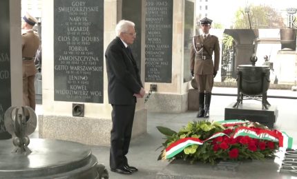 Mattarella depone una corona al Milite Ignoto a Varsavia