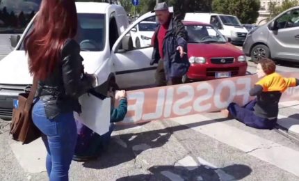 Attivisti di Ultima Generazione bloccano il traffico al Colosseo