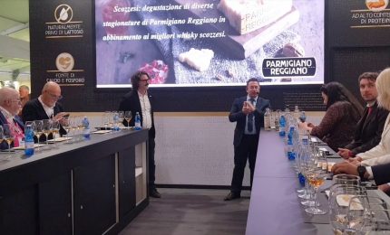 Al Vinitaly il connubio tra whisky e Parmigiano Reggiano