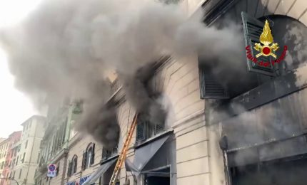 Densa nuvola di fumo per un incendio in un negozio a Genova