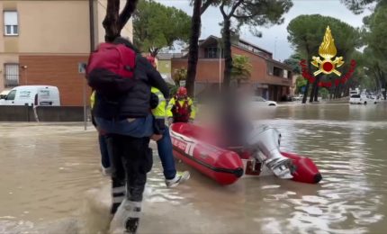 Emilia Romagna, l'acqua fin dentro le case. Le immagini dei soccorsi