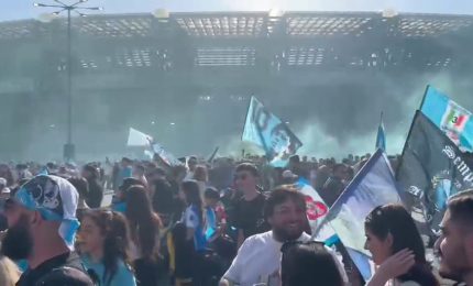 Festa scudetto a Napoli, marea di tifosi fuori dallo stadio Maradona