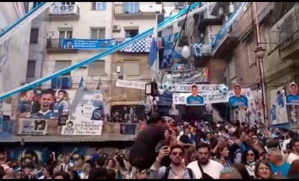 Festa scudetto a Napoli, per le vie della città si cammina a fatica