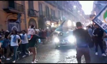 Festa scudetto a Napoli, sfilata di motorini e auto in città