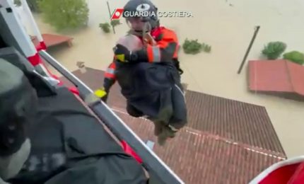 Maltempo Emilia Romagna, Guardia Costiera salva due anziani da tetto