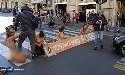 Roma, a seno nudo per l'ambiente. Protesta di Ultima Generazione