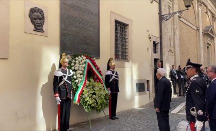 Moro, Mattarella depone una corona di alloro in via Caetani