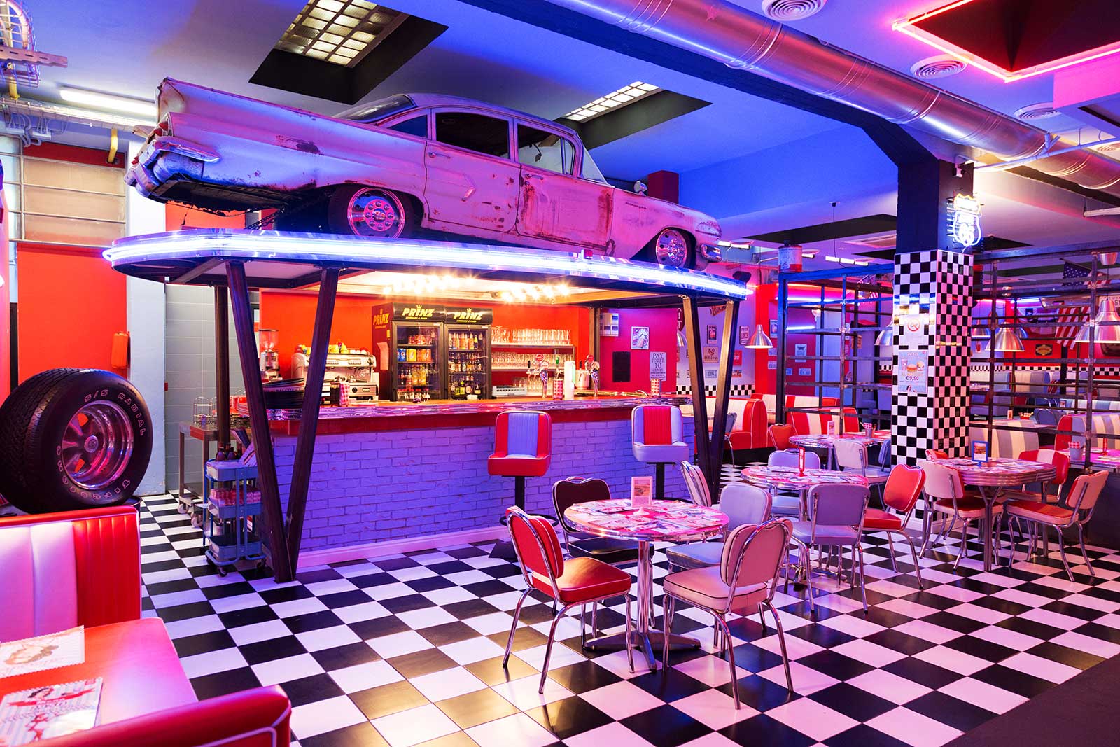 Ретро бар. Американ Дайнер. American 50s Diner в Москве. American Diner стиль. Интерьер кафе.