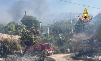 Incendi nel palermitano, Vigili del Fuoco in azione contro i roghi