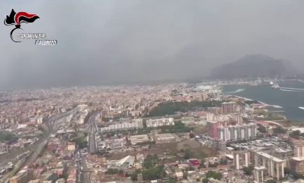 Incendi a Palermo, l'elicottero dei carabinieri sorvola aree colpite