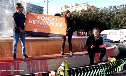 Attivisti di Ultima Generazione "colorano" fontana a Catania