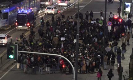 Milano, manifestazione contro i femminicidi per le strade del centro