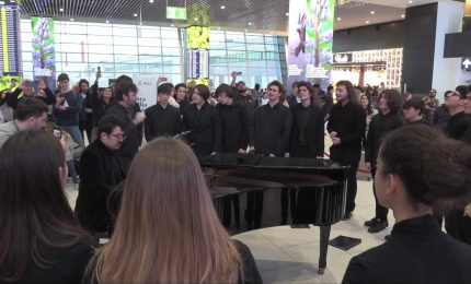 Accademia Santa Cecilia vola a Fiumicino, flash mob di 22 cantanti