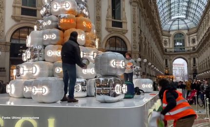 Ambientalisti gettano vernice su albero di Natale in Galleria a Milano