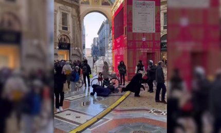 Milano, i lavori in Galleria diventano trappola... Tutti giù per terra