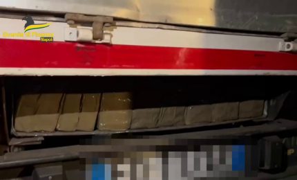 Sequestrati 290 kg di hashish a Napoli, arrestato corriere