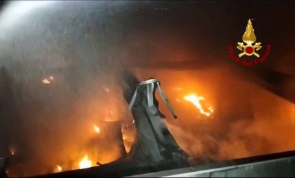 Incendio in un capannone nell'area industriale di Melfi