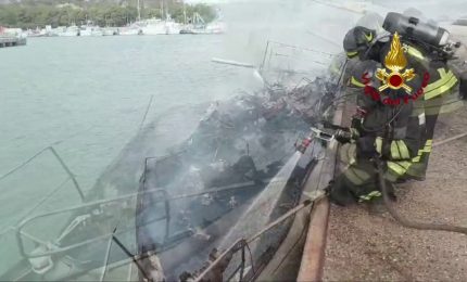 In fiamme due barche a vela ormeggiate in porto a Roccella Jonica