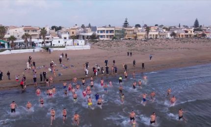 Nel mare del Trapanese un bagno di Capodanno per accogliere il 2024