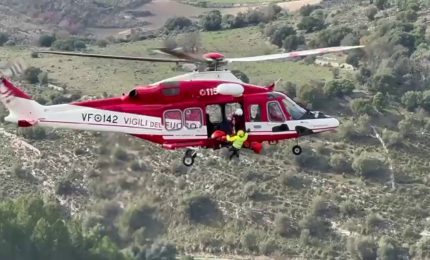 Cadavere recuperato in un viadotto nel ragusano, le immagini