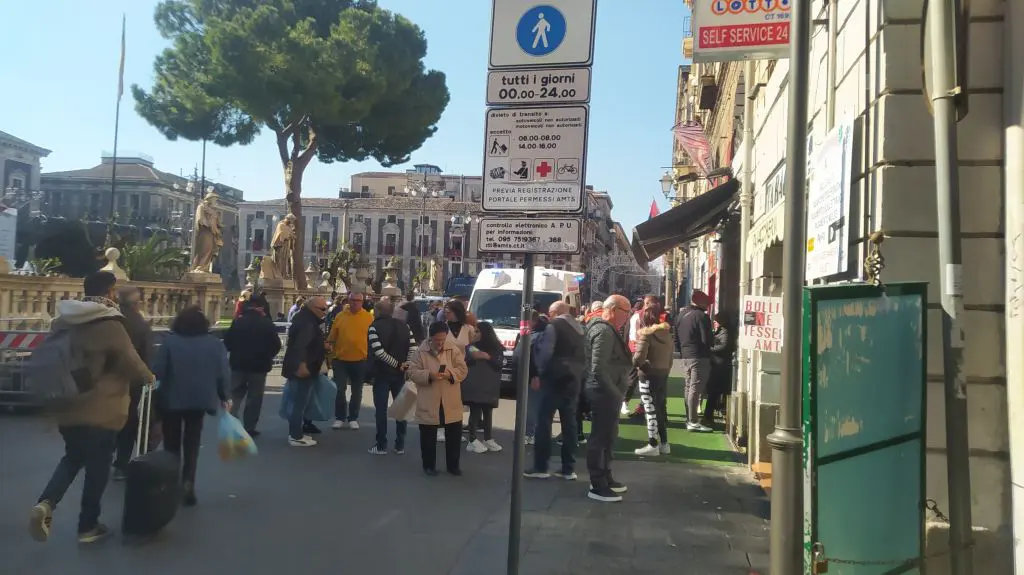 Catania, uomo colto da malore durante uscita Carrozza del Senato