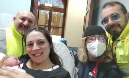 Partorisce su ambulanza del 118 alle porte di Palermo, mamma e bimba stanno bene