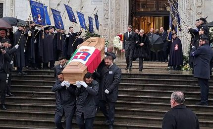 A Torino funerali Vittorio Emanuele, immagini dell'uscita del feretro