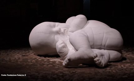 Jago porta il suo bambino di marmo al Palazzo Reale di Palermo