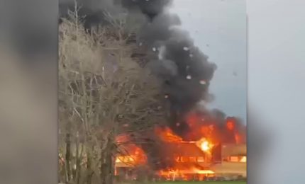 Truccazzano, a fuoco azienda materie plastiche. Alta colonna di fumo