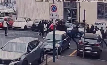 Torino, antagonisti assaltano volante della Polizia fuori da Questura