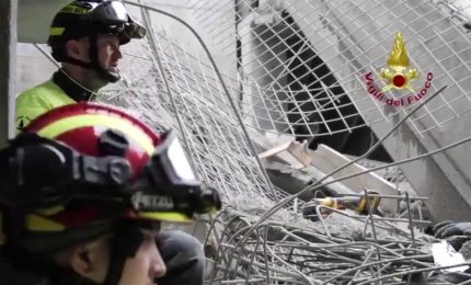 Crollo Firenze, Vigili del Fuoco scavano senza sosta tra le macerie