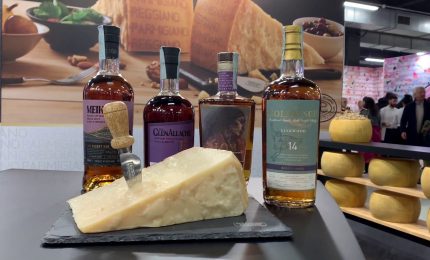 Parmigiano Reggiano soffia 90 candeline e "sposa" il whisky