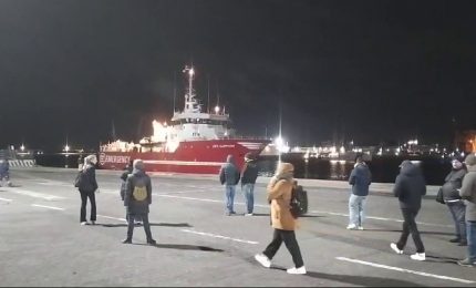 Sbarcati a Catania i 52 migranti della nave Life Support di Emergency