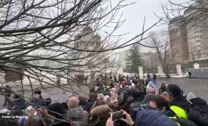 In migliaia ai funerali di Navalny