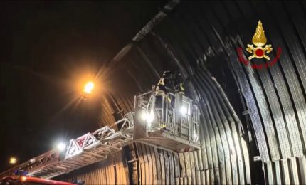 Calcinacci colpiscono auto in galleria sul raccordo Avellino-Salerno